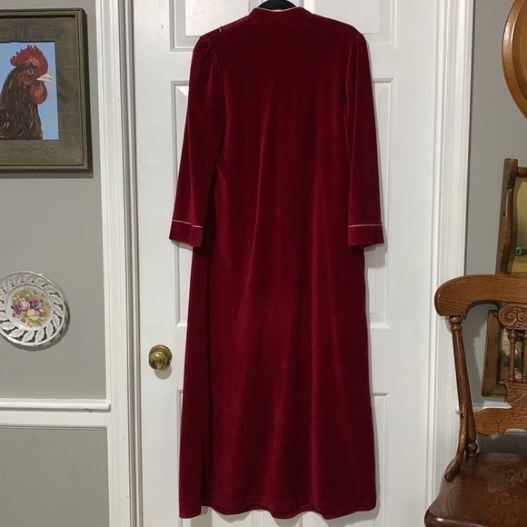 Vintage Heather Collection burgundy housecoat - Picture 10 of 14